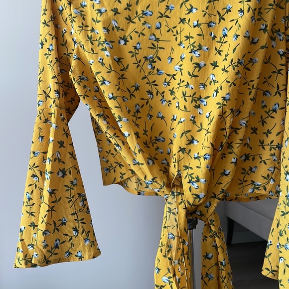 YELLOW FLORAL BLOUSE WITH FRONT TIE AND BELL SLEEVES - Picture 2 of 5